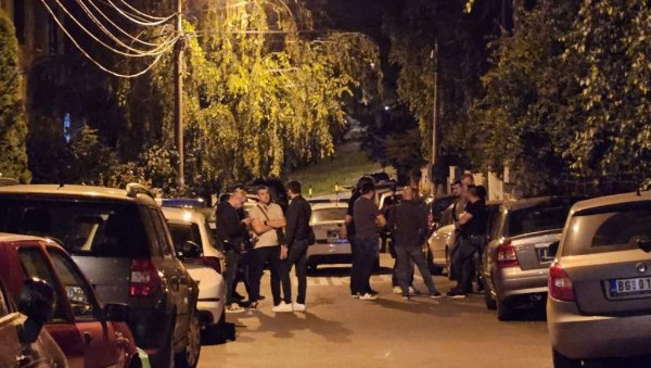 ЈЕЦАЈИ МАЈКЕ ОДЗВАЊАЛИ УЛИЦОМ: Детаљи трагедије на Бановом брду - Мушкарац и син (9) пронађени мртви, комшије у шоку ЈЕЦАЈИ МАЈКЕ ОДЗВАЊАЛИ УЛИЦОМ: Детаљи трагедије на Бановом брду - Мушкарац и син (9) пронађени мртви, комшије у шоку