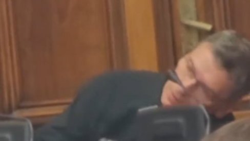 ЈОВАНОВ ОБЈАВИО ВИДЕО ЋУТЕ: Шта то посланик ради у Скупштини? ЈОВАНОВ ОБЈАВИО ВИДЕО ЋУТЕ: Шта то посланик ради у Скупштини?