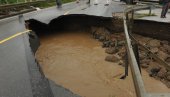 BUJICA ODNELA MOST NA MAGISTRALI: Ogromna šteta na saobraćajnoj infrastrukturi u kraljevačkom kraju (FOTO/VIDEO)