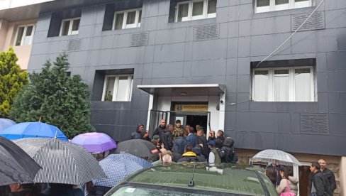 NOVA PROVOKACIJA KURTIJA: Poslao Krasnićija u opštinu Leposavić, hoće da uvedu i odbornike (FOTO/VIDEO) NOVA PROVOKACIJA KURTIJA: Poslao Krasnićija u opštinu Leposavić, hoće da uvedu i odbornike (FOTO/VIDEO)