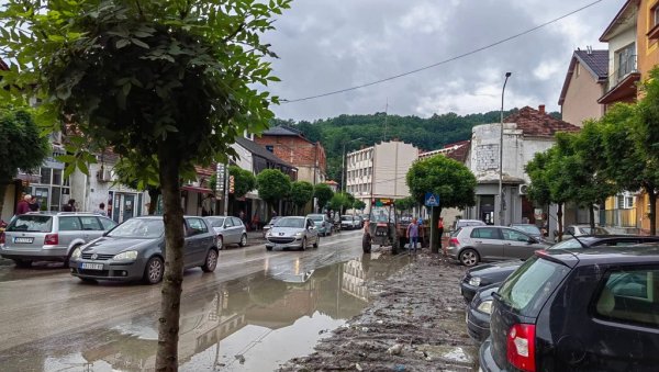 ВАНРЕДНА СИТУАЦИЈА У ВЛАДИЧИНОМ ХАНУ: Киша поплавила делове града