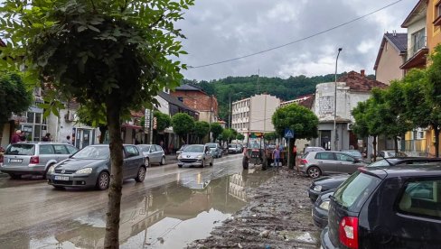 SANIRAJU SE POSLEDICE POPLAVA: U toku procena štete u Vladičinom Hanu i Trgovištu SANIRAJU SE POSLEDICE POPLAVA: U toku procena štete u Vladičinom Hanu i Trgovištu
