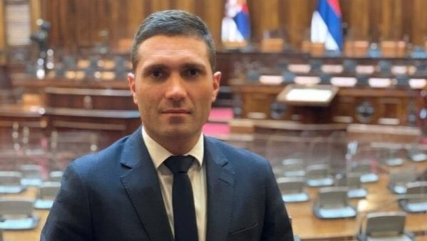 ТЕРЗИЋ О РАДИ ТРАЈКОВИЋ: Српску тробојку одавно заменила за црвено-црно барјак