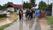 POPLAVE U SRBIJI: Evakuisane dve bebe u Kučevu, ministar Gašić sa meštanima u Junkovcu (FOTO)