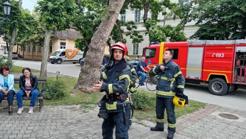 УГАШЕН ПОЖАР КОЈИ ЈЕ ИЗБИО У ПРИЗЕМЉУ ЗГРАДЕ У ЛАЗАРЕВЦУ: Познато има ли повређених