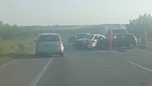 УЖАСНА САОБРАЋАЈКА КОД УМКЕ: Директан судар два аутомобила, Хитна помоћ помаже повређенима, делови кола на све стране (ВИДЕО) УЖАСНА САОБРАЋАЈКА КОД УМКЕ: Директан судар два аутомобила, Хитна помоћ помаже повређенима, делови кола на све стране (ВИДЕО)