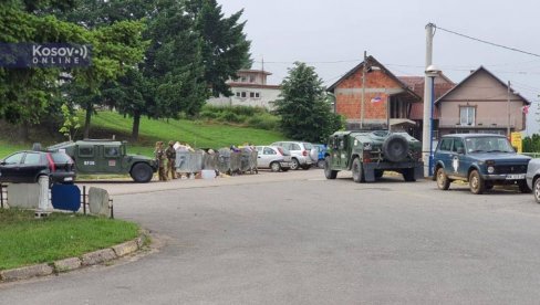 KURTIJEVI POLICAJCI POSTAVLJAJU BETONSKE BARIJERE: Prekopani i blokirani lokalni putevi u Leposaviću KURTIJEVI POLICAJCI POSTAVLJAJU BETONSKE BARIJERE: Prekopani i blokirani lokalni putevi u Leposaviću