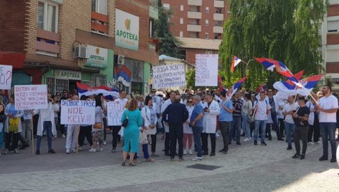 PROTEST SRBA U LEPOSAVIĆU: Stop Kurtijevom nasilju, Srbi hoće mir PROTEST SRBA U LEPOSAVIĆU: Stop Kurtijevom nasilju, Srbi hoće mir
