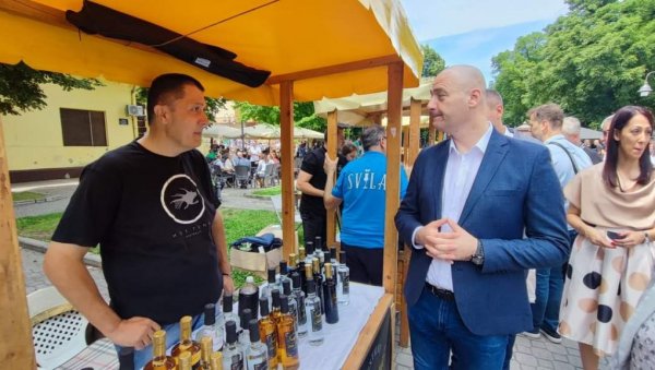 МЕЂУНАРОДНИ ФЕСТИВАЛ РАКИЈЕ: Одржан у Апатину МЕЂУНАРОДНИ ФЕСТИВАЛ РАКИЈЕ: Одржан у Апатину
