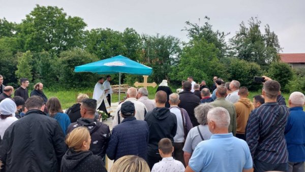 БОРЧА ДОБИЈА ТРЕЋУ ЦРКВУ: Изливен темељ за храм Светог Василија Острошког у насељу Преток