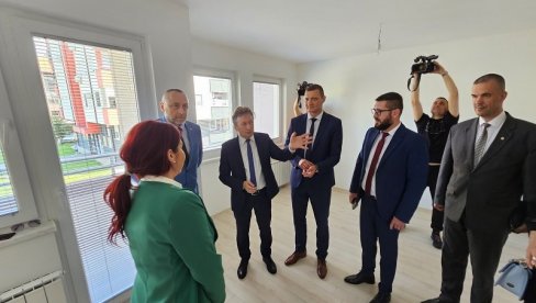 СТАНОВИ ПОРОДИЦАМА ХЕРОЈА: У Угљевику уручена решења о додели пет некретнина СТАНОВИ ПОРОДИЦАМА ХЕРОЈА: У Угљевику уручена решења о додели пет некретнина