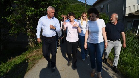 ЗАЈЕДНО ЋЕМО ПРЕБРОДИТИ И ОВО: Премијерка обишла подручја погођена поплавама у Ћићевцу и разговарала са грађанима (ФОТО/ВИДЕО) ЗАЈЕДНО ЋЕМО ПРЕБРОДИТИ И ОВО: Премијерка обишла подручја погођена поплавама у Ћићевцу и разговарала са грађанима (ФОТО/ВИДЕО)