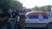 ВОЗАЧИ СРПСКИХ КАМИОНА СА ЈАРИЊА ОДЛУЧИЛИ ДА БЛОКИРАЈУ ПУТ