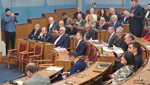 ГУЖВА У ПАРЛАМЕНТУ Места у посланичким клупама заузеће 20 партија, ван остало шест листа ГУЖВА У ПАРЛАМЕНТУ Места у посланичким клупама заузеће 20 партија, ван остало шест листа
