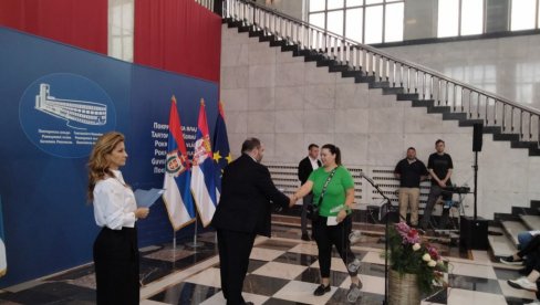 КЕШ ДА ОСТАНУ НА СЕЛУ: Младима у руралним подручјима Војводине расподељено 200 милиона динара КЕШ ДА ОСТАНУ НА СЕЛУ: Младима у руралним подручјима Војводине расподељено 200 милиона динара