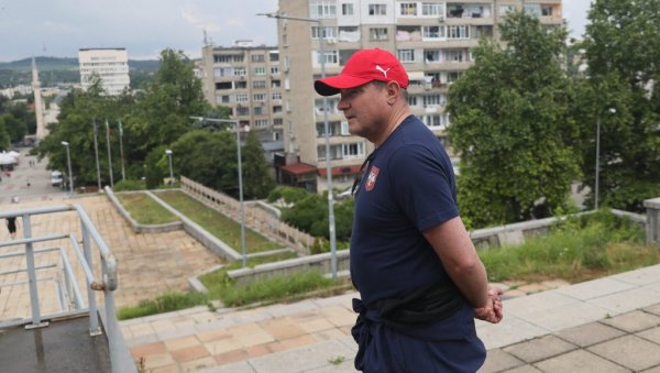 А НА ПАРКИНГУ... Ево шта је Пикси урадио орловима у Бугарској пред важан меч (ФОТО)