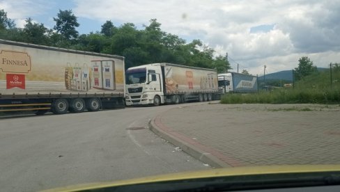 БЛОКАДА ПУТА ЗБОГ КУРТИЈЕВЕ БЛОКАДЕ ЖИВОТА: Зашто су се у протест на КиМ укључили возачи камиона БЛОКАДА ПУТА ЗБОГ КУРТИЈЕВЕ БЛОКАДЕ ЖИВОТА: Зашто су се у протест на КиМ укључили возачи камиона