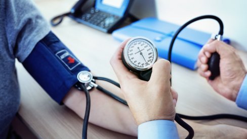ŠTA SPUŠTA KRVNI PRITISAK MOMENTALNO? Ako brojke na aparatu pređu ovu granicu, 2 minuta su ključna da uradite sledeće