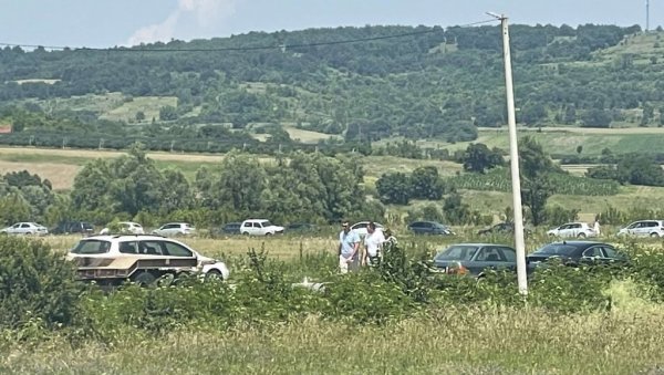 КУРТИ ПОКУШАВА ДА СПРЕЧИ СКУП СРБА: Полиција лажне државе зауставља сва српска возила на улазу у Ранилуг КУРТИ ПОКУШАВА ДА СПРЕЧИ СКУП СРБА: Полиција лажне државе зауставља сва српска возила на улазу у Ранилуг