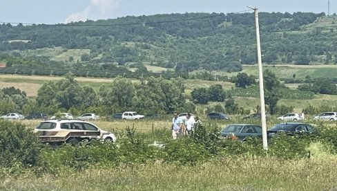 КУРТИ ПОКУШАВА ДА СПРЕЧИ СКУП СРБА: Полиција лажне државе зауставља сва српска возила на улазу у Ранилуг КУРТИ ПОКУШАВА ДА СПРЕЧИ СКУП СРБА: Полиција лажне државе зауставља сва српска возила на улазу у Ранилуг