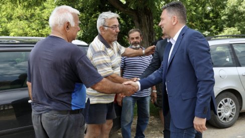 НАКОН ПОПЛАВА: Министар Јовановић у посети Градској општини Лазаревац НАКОН ПОПЛАВА: Министар Јовановић у посети Градској општини Лазаревац