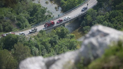 PRONAĐENO TELO I TREĆEG ČLANA POSADE: Još uvijek nije poznato kada će se izvući olupine mađarksog helikoptera koji se srušio u Hrvatskoj PRONAĐENO TELO I TREĆEG ČLANA POSADE: Još uvijek nije poznato kada će se izvući olupine mađarksog helikoptera koji se srušio u Hrvatskoj