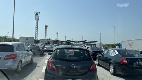 TERETNA VOZILA NA IZLAZU IZ SRBIJE ČEKAJU I DO SEDAM SATI: Najkritičnije na Batrovcima
