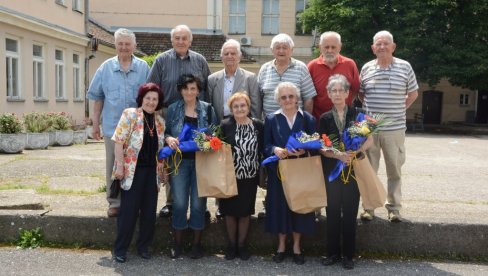 ПРЕПОЗНАЈУ СЕ ПО ОСМЕСИМА: Генерација ученика неготинске Гимназије из 1958. прославила је 65 година матуре