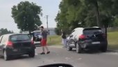 STAKLO I DELOVI RASUTI PO PUTU: Sudar tri automobila kod Mladenovca (VIDEO)