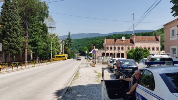 ПЛАТИЛИ ИМ МАТУРУ, А САД НУДЕ И СТИПЕНДИЈЕ: Потез компаније из Гаџиног Хана обрадовао свршене основце ПЛАТИЛИ ИМ МАТУРУ, А САД НУДЕ И СТИПЕНДИЈЕ: Потез компаније из Гаџиног Хана обрадовао свршене основце