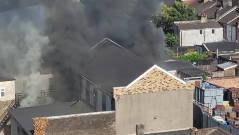 VELIKI POŽAR U LONDONU: Evakuisano 100 ljudi, u gašenju učestvuje oko 150 vatrogasaca (VIDEO) VELIKI POŽAR U LONDONU: Evakuisano 100 ljudi, u gašenju učestvuje oko 150 vatrogasaca (VIDEO)