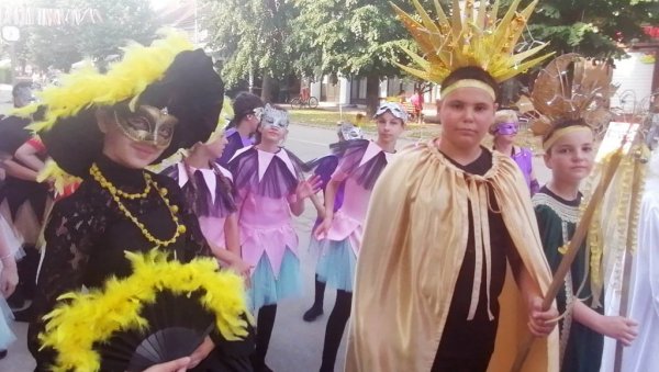 ДЕЧЈИ КАРНЕВАЛ ОДУШЕВИО БЕЛОЦРКВАНЕ: Главном улицом прошетале мажореткиње, гејше, пчелице, распевана шума… (ФОТО) ДЕЧЈИ КАРНЕВАЛ ОДУШЕВИО БЕЛОЦРКВАНЕ: Главном улицом прошетале мажореткиње, гејше, пчелице, распевана шума… (ФОТО)