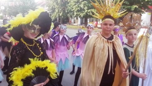DEČJI KARNEVAL ODUŠEVIO BELOCRKVANE: Glavnom ulicom prošetale mažoretkinje, gejše, pčelice, raspevana šuma… (FOTO) DEČJI KARNEVAL ODUŠEVIO BELOCRKVANE: Glavnom ulicom prošetale mažoretkinje, gejše, pčelice, raspevana šuma… (FOTO)
