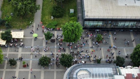 ПОЛИТИЧКИ ПРОТЕСТ У ШАПЦУ: Слика говори више од хиљаду речи - мали број окупљених, забележене ружне сцене (ФОТО) ПОЛИТИЧКИ ПРОТЕСТ У ШАПЦУ: Слика говори више од хиљаду речи - мали број окупљених, забележене ружне сцене (ФОТО)