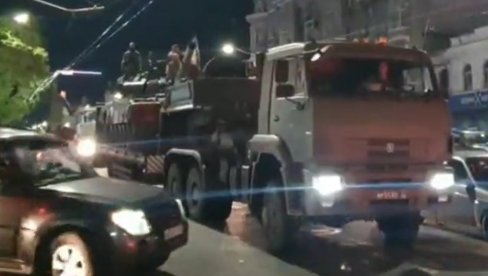 ПОЈАВИО СЕ СНИМАК ПРИГОЖИНА ДОК ОДЛАЗИ: Подвио реп и напустио војно седиште у Ростову (ВИДЕО) ПОЈАВИО СЕ СНИМАК ПРИГОЖИНА ДОК ОДЛАЗИ: Подвио реп и напустио војно седиште у Ростову (ВИДЕО)