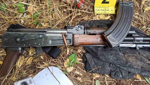 ПРОНАЂЕНО ОРУЖЈЕ МИГРАНАТА, УХАПШЕН АВГАНИСТАНАЦ: Велика акција полиције у околини Кикинде (ФОТО) ПРОНАЂЕНО ОРУЖЈЕ МИГРАНАТА, УХАПШЕН АВГАНИСТАНАЦ: Велика акција полиције у околини Кикинде (ФОТО)