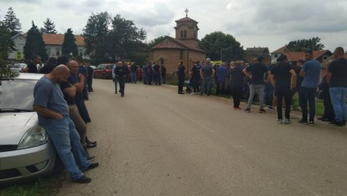 DANAS SAHRANA DEVETE ŽRTVE PUCNJAVE U MALOM ORAŠJU: Stotine ljudi se okupilo da isprati Petra DANAS SAHRANA DEVETE ŽRTVE PUCNJAVE U MALOM ORAŠJU: Stotine ljudi se okupilo da isprati Petra
