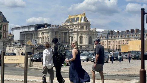 IZBACUJU CRNE TUNIKE IZ ŠKOLSKIH KLUPA: Kako je francuski ministar za obrazovanje najavio promene u oblačenju