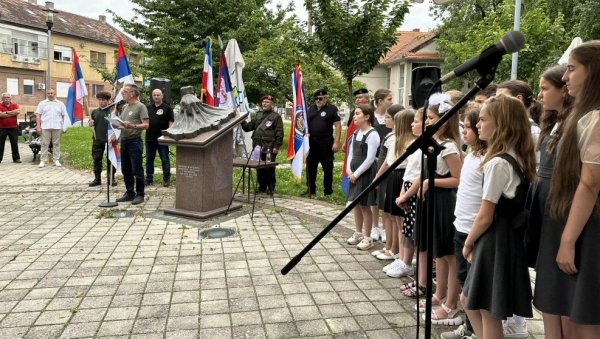 ДАН РАТНИХ ВЕТЕРАНА У ПАРАЋИНУ: Положени венци на споменик борцима страдалим у ратовима 1990-1999. (ФОТО)