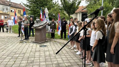 ДАН РАТНИХ ВЕТЕРАНА У ПАРАЋИНУ: Положени венци на споменик борцима страдалим у ратовима 1990-1999. (ФОТО) ДАН РАТНИХ ВЕТЕРАНА У ПАРАЋИНУ: Положени венци на споменик борцима страдалим у ратовима 1990-1999. (ФОТО)