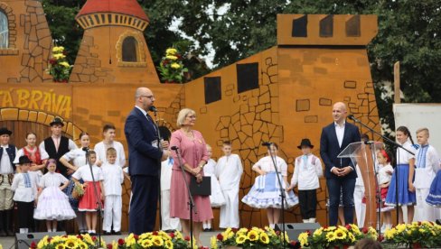 „ZLATNA BRANA“ TRAJE TRI DANA: U Kisaču nadomak Novog Sada počeo 29. dečji festival „ZLATNA BRANA“ TRAJE TRI DANA: U Kisaču nadomak Novog Sada počeo 29. dečji festival