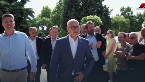 ВУЧЕВИЋ ЗАПОЧЕО ОБИЛАЗАК ОКРУГА У СРБИЈИ: Без јаког СНС-а, нема јаке Србије (ВИДЕО) ВУЧЕВИЋ ЗАПОЧЕО ОБИЛАЗАК ОКРУГА У СРБИЈИ: Без јаког СНС-а, нема јаке Србије (ВИДЕО)