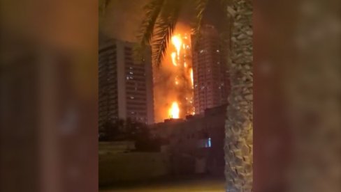 STRAVIČAN POŽAR U EMIRATIMA: Vatra guta neboder u Adžmanu, vatrogasci izašli na teren (VIDEO) STRAVIČAN POŽAR U EMIRATIMA: Vatra guta neboder u Adžmanu, vatrogasci izašli na teren (VIDEO)
