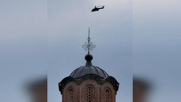 ЗА ВРЕМЕ БЕСЕДЕ ПАТРИЈАРХА: Хеликоптер КФОР-а надлеће Грачаницу (ВИДЕО) ЗА ВРЕМЕ БЕСЕДЕ ПАТРИЈАРХА: Хеликоптер КФОР-а надлеће Грачаницу (ВИДЕО)