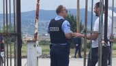 POLICIJA TZV. KOSOVA NE ŽELI NIŠTA SRPSKO NA GAZIMESTANU: Stoje na ulazu i od ljudi oduzimaju sveće (VIDEO)