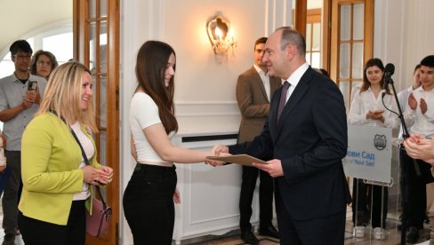 ВИДОВДАНСКЕ НАГРАДЕ УРУЧЕНЕ НОВОСАДСКИМ УЧЕНИЦИМА: Традиционално признање за вредан рад и успех ВИДОВДАНСКЕ НАГРАДЕ УРУЧЕНЕ НОВОСАДСКИМ УЧЕНИЦИМА: Традиционално признање за вредан рад и успех
