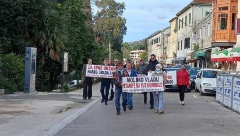 БИВШИ РАДНИЦИ ВЕКТРА БОКЕ ОПЕТ ПРОТЕСТУЈУ: Незадовољни радом и одлукама надлежних судова БИВШИ РАДНИЦИ ВЕКТРА БОКЕ ОПЕТ ПРОТЕСТУЈУ: Незадовољни радом и одлукама надлежних судова