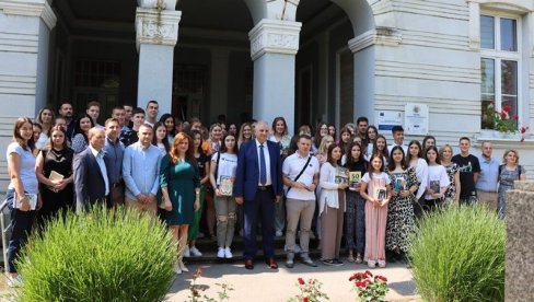 ПРИЗНАЊЕ ЗНАЊУ И ТАЛЕНТУ: Најуспешнијим ђацима у општини Велико Градиште додељене награде ПРИЗНАЊЕ ЗНАЊУ И ТАЛЕНТУ: Најуспешнијим ђацима у општини Велико Градиште додељене награде