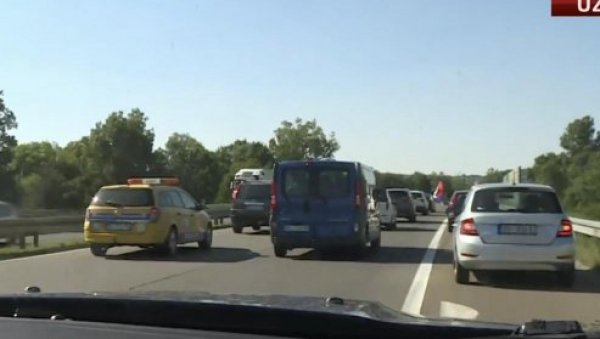 СКАНДАЛ - Н1 ПРИЗНАО ДА МАЛТРЕТИРАЈУ ТРУДНИЦУ НА ПРОТЕСТУ: Зауставили је осмом месецу трудноће (ВИДЕО) СКАНДАЛ - Н1 ПРИЗНАО ДА МАЛТРЕТИРАЈУ ТРУДНИЦУ НА ПРОТЕСТУ: Зауставили је осмом месецу трудноће (ВИДЕО)