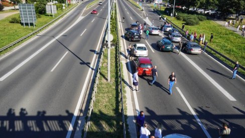 НАРОД БЕСАН НА ОПОЗИЦИЈУ ЗБОГ БЛОКАДЕ АУТО-ПУТА Репортер Н1: Људи губе стрпљење, покушавају да се извуку из блокаде (ВИДЕО) НАРОД БЕСАН НА ОПОЗИЦИЈУ ЗБОГ БЛОКАДЕ АУТО-ПУТА Репортер Н1: Људи губе стрпљење, покушавају да се извуку из блокаде (ВИДЕО)
